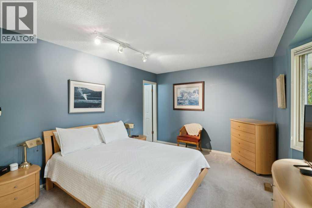 318 Oakhill Place Sw, Calgary, Alberta  T2V 3X5 - Photo 11 - A2252232