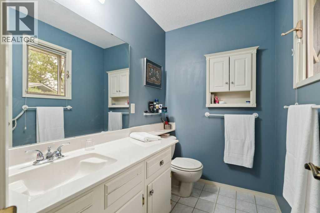 318 Oakhill Place Sw, Calgary, Alberta  T2V 3X5 - Photo 13 - A2252232