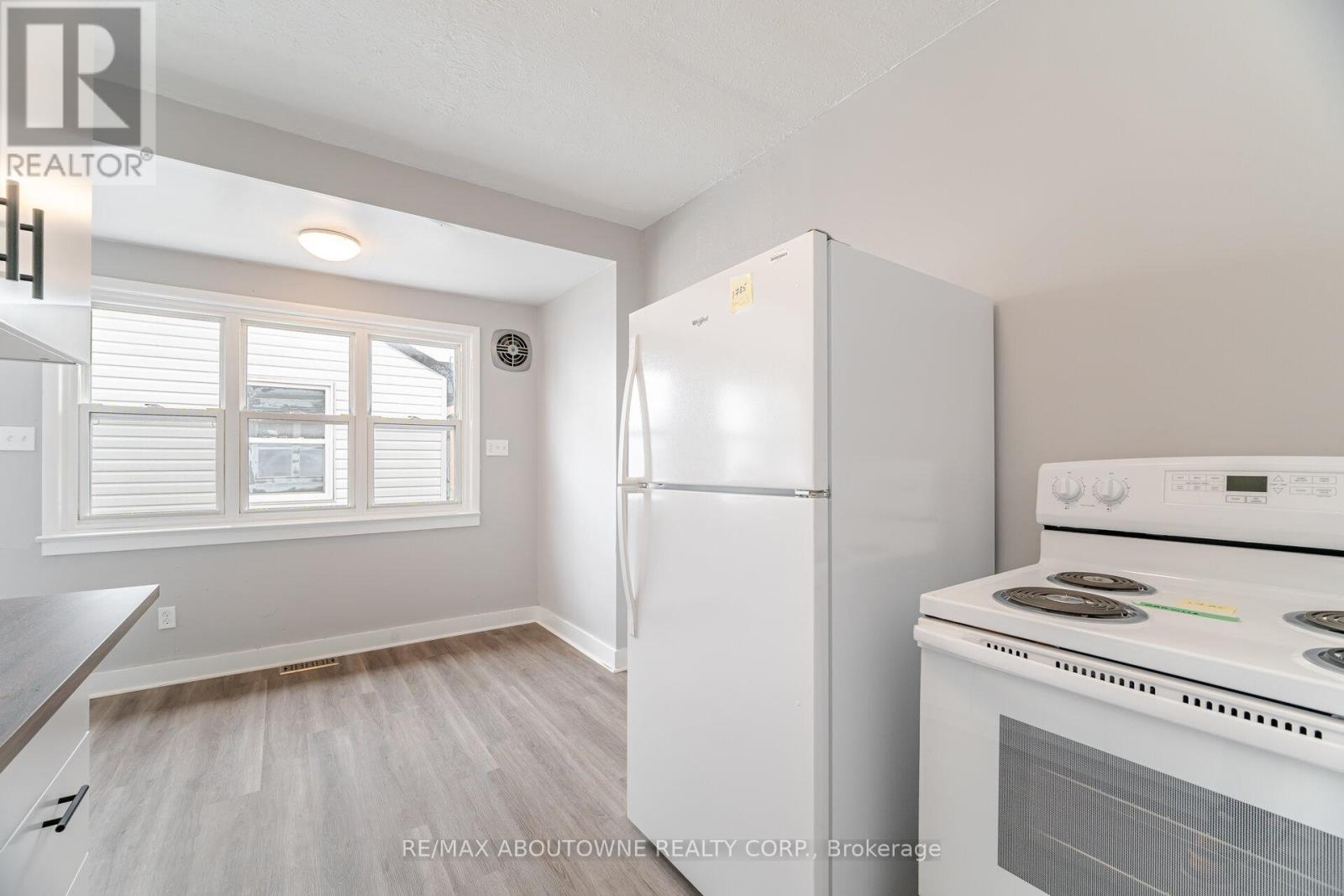 128 Cross Avenue, Oakville, Ontario  L6J 2W6 - Photo 12 - W12220814
