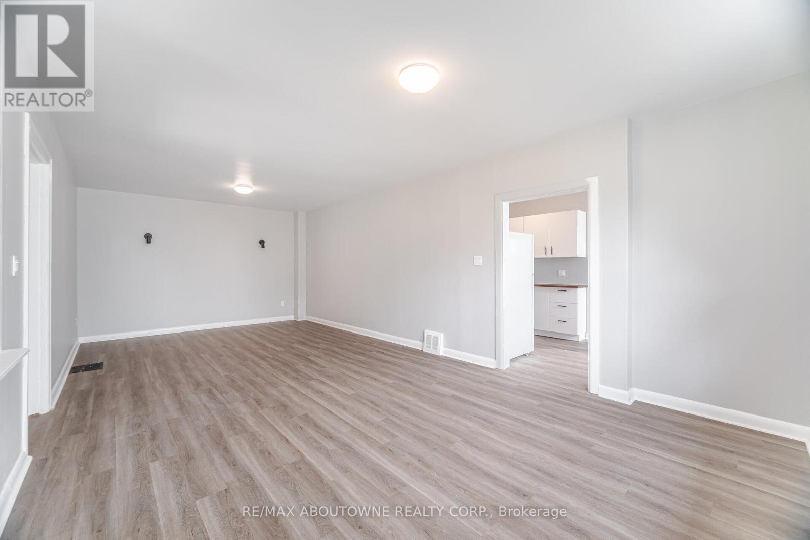 128 Cross Avenue, Oakville, Ontario  L6J 2W6 - Photo 15 - W12220814