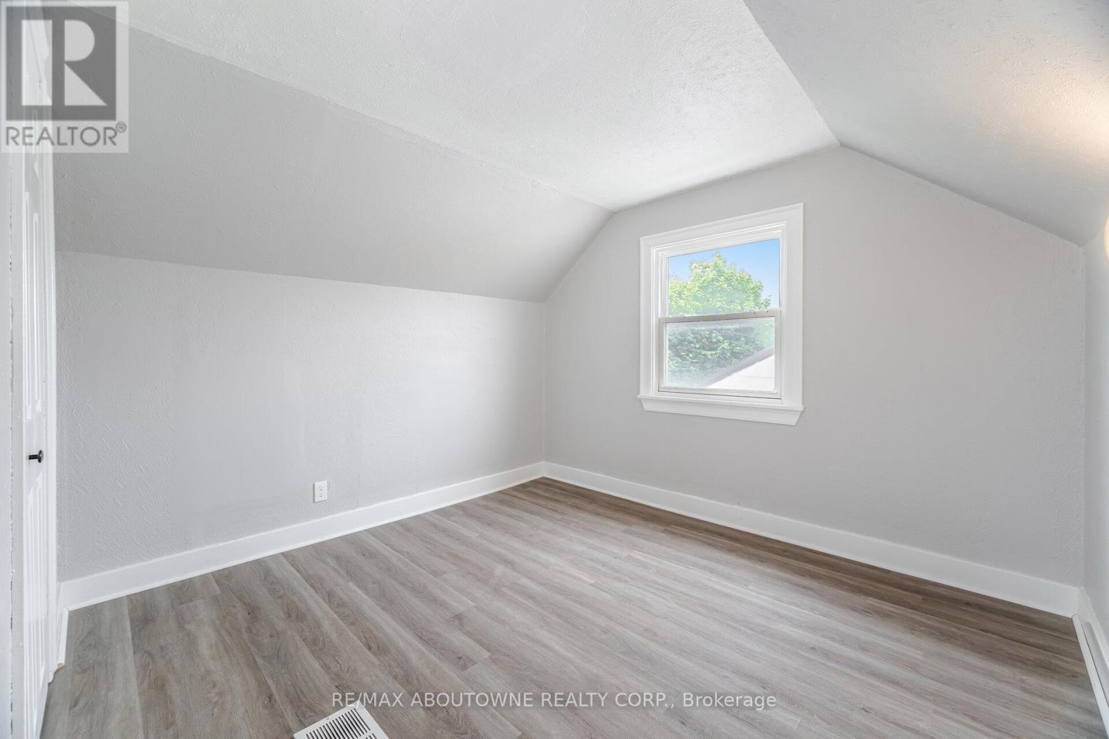 128 Cross Avenue, Oakville, Ontario  L6J 2W6 - Photo 31 - W12220814