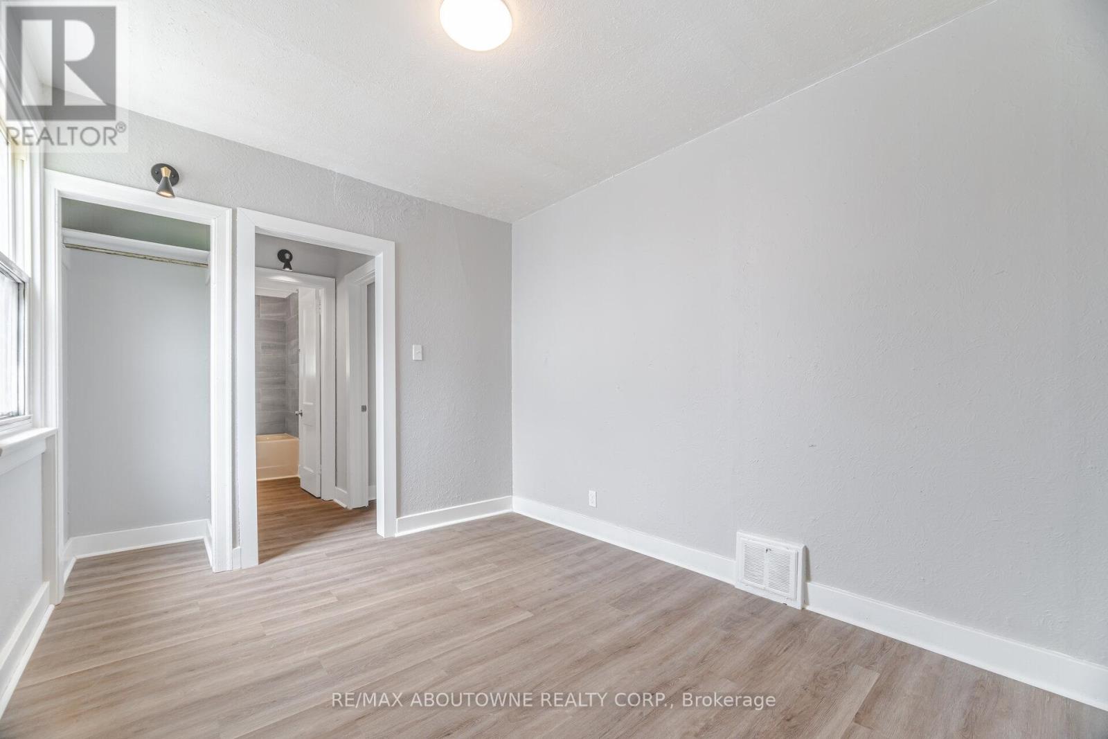 128 Cross Avenue, Oakville, Ontario  L6J 2W6 - Photo 25 - W12220814