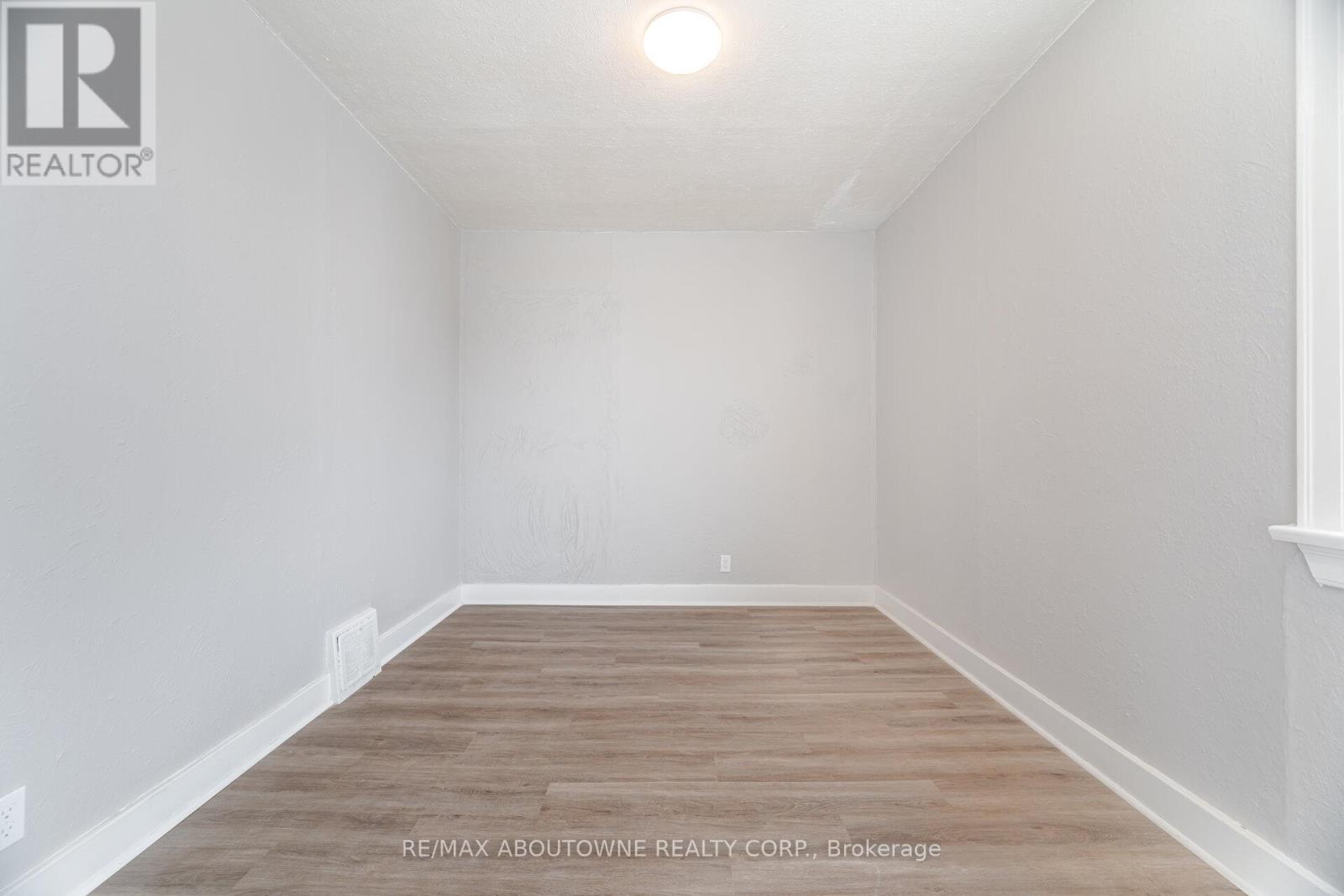 128 Cross Avenue, Oakville, Ontario  L6J 2W6 - Photo 23 - W12220814