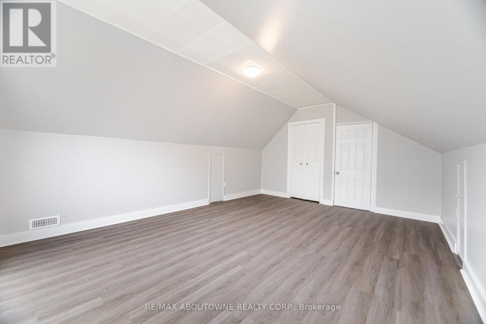 128 Cross Avenue, Oakville, Ontario  L6J 2W6 - Photo 30 - W12220814