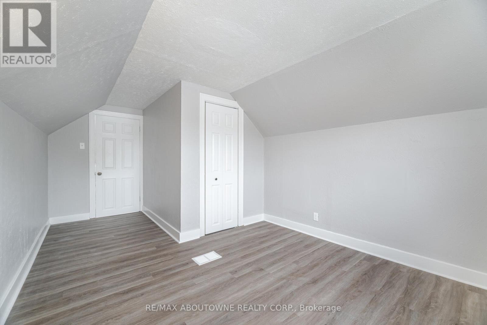 128 Cross Avenue, Oakville, Ontario  L6J 2W6 - Photo 32 - W12220814