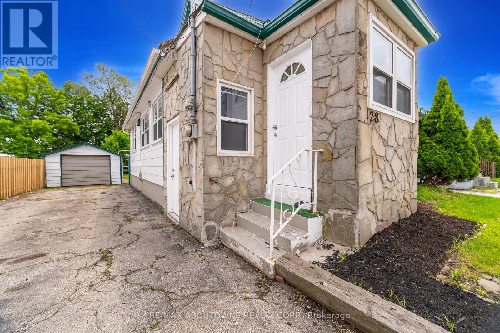 128 Cross Avenue, Oakville, Ontario  L6J 2W6 - Photo 4 - W12220814