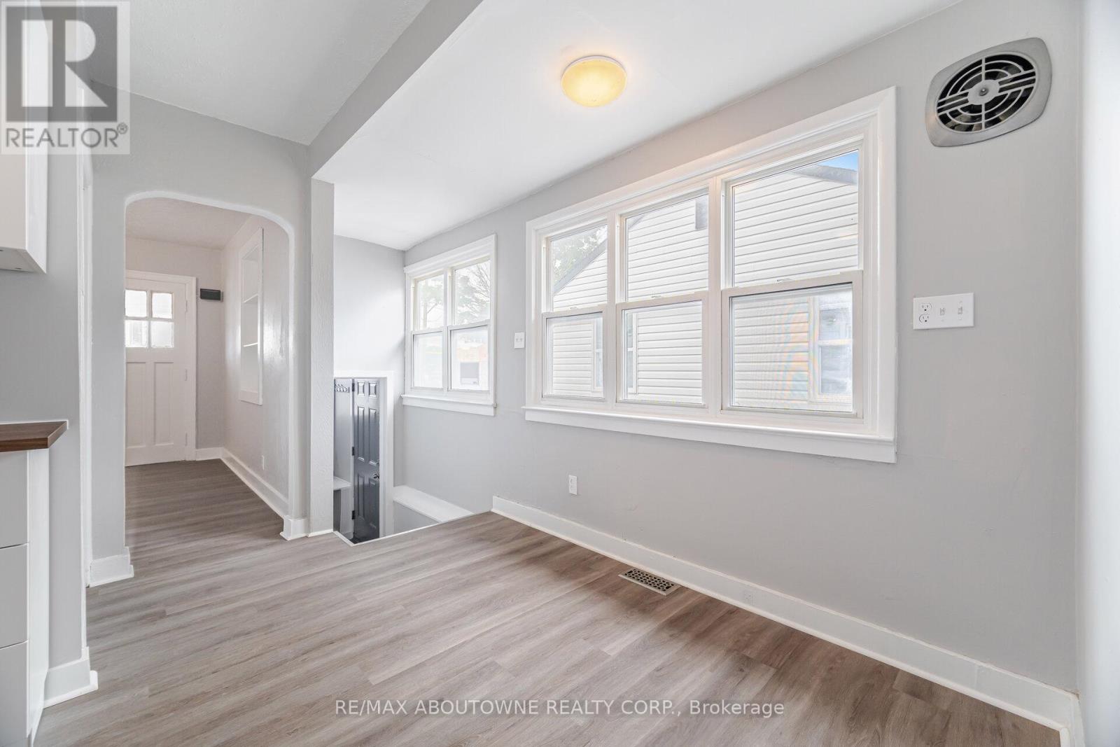 128 Cross Avenue, Oakville, Ontario  L6J 2W6 - Photo 8 - W12220814