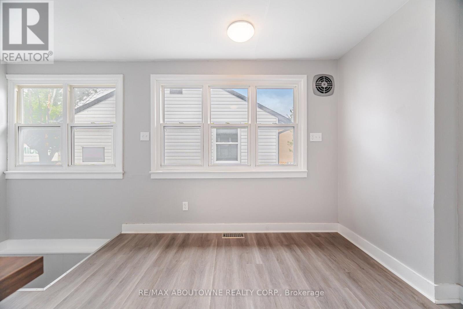 128 Cross Avenue, Oakville, Ontario  L6J 2W6 - Photo 9 - W12220814
