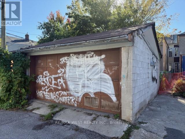 23 Clinton Street, Toronto (Palmerston-Little Italy), Ontario  M6J 2N6 - Photo 3 - C12445416