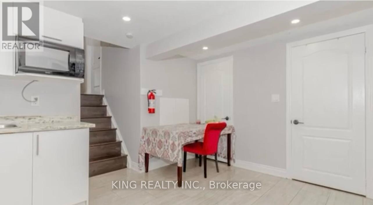 87 Aloma Crescent, Brampton (Avondale), Ontario  L6T 2N8 - Photo 12 - W12445404