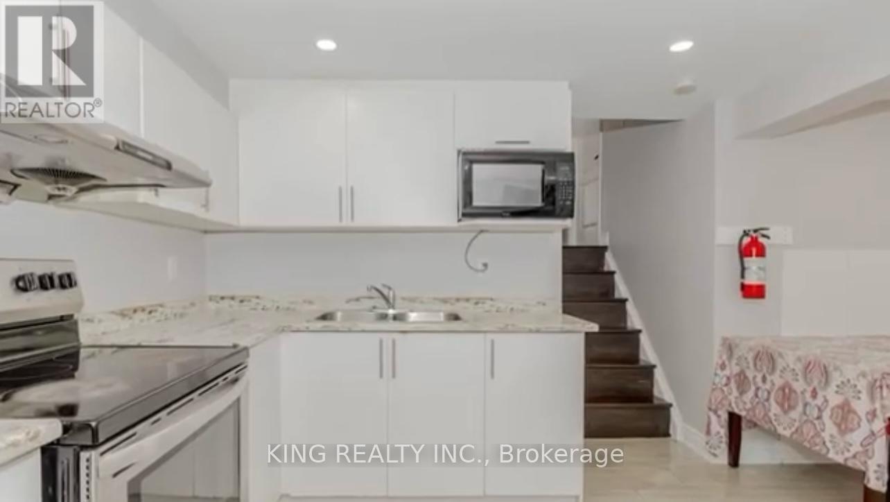 87 Aloma Crescent, Brampton (Avondale), Ontario  L6T 2N8 - Photo 13 - W12445404