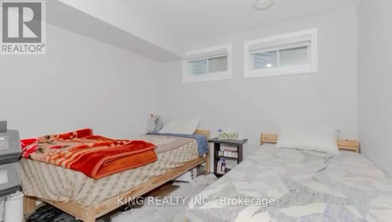 87 Aloma Crescent, Brampton (Avondale), Ontario  L6T 2N8 - Photo 17 - W12445404