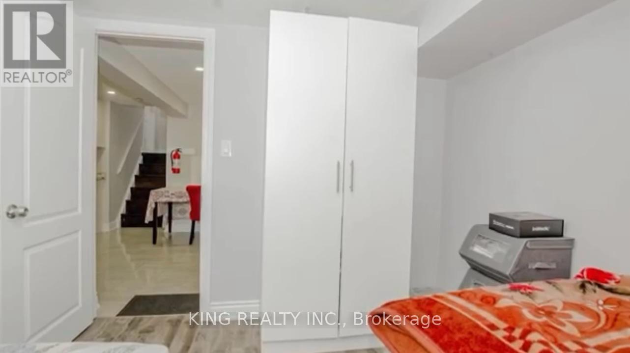 87 Aloma Crescent, Brampton (Avondale), Ontario  L6T 2N8 - Photo 18 - W12445404