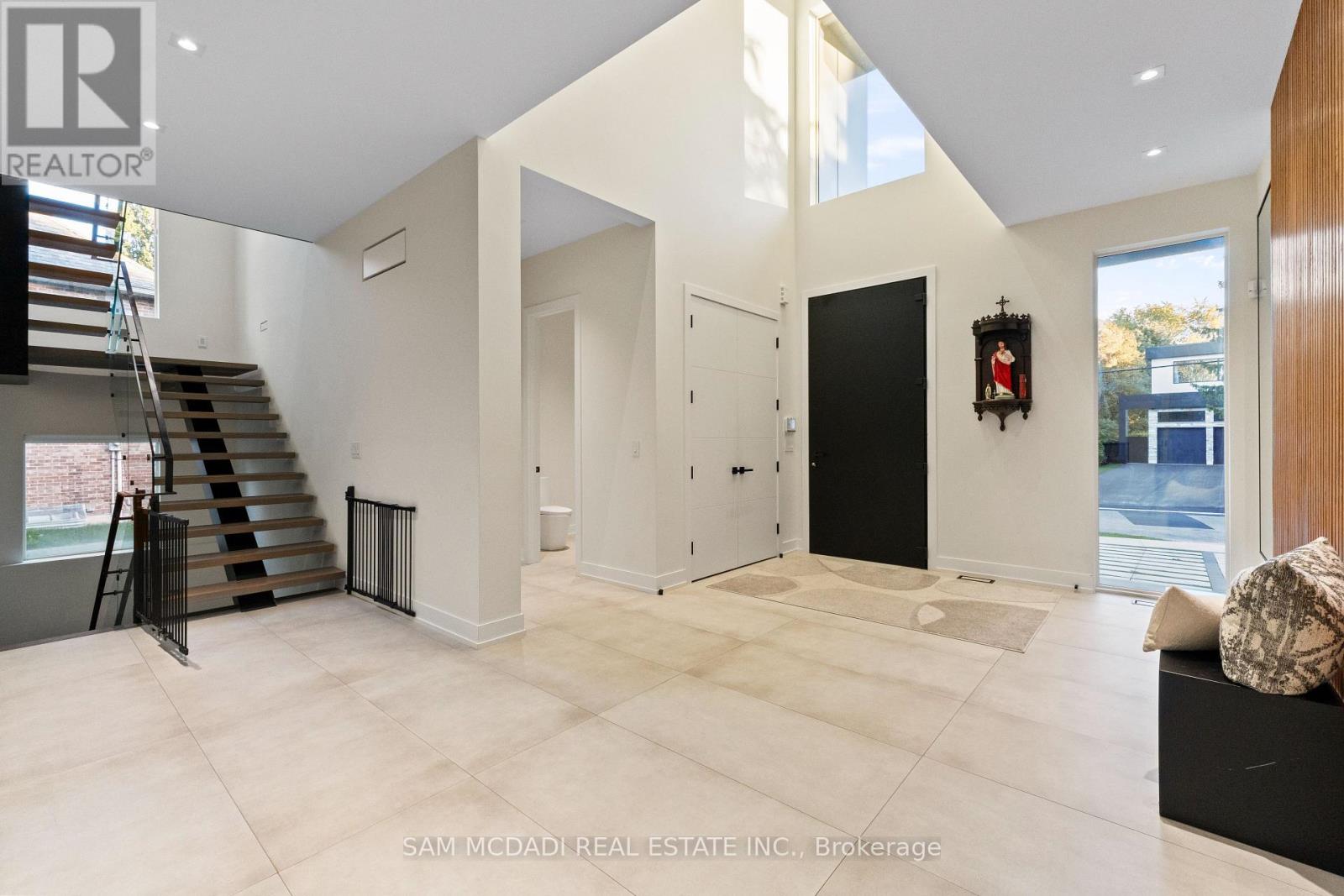 2075 Shawanaga Trail, Mississauga (Sheridan), Ontario  L5H 3Z3 - Photo 3 - W12445409