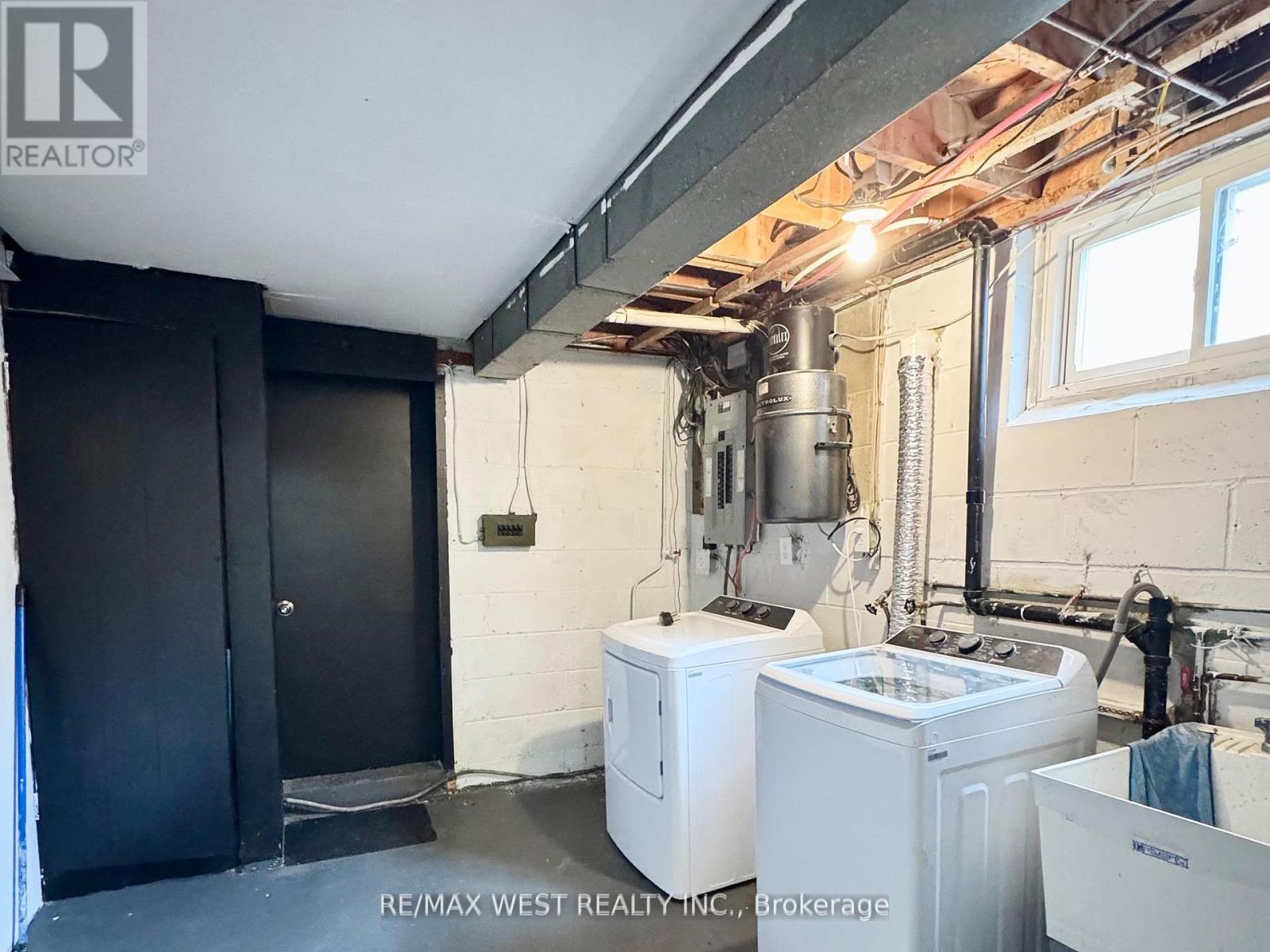 25 Bimini Crescent, Toronto (Black Creek), Ontario  M3N 1S1 - Photo 17 - W12445434