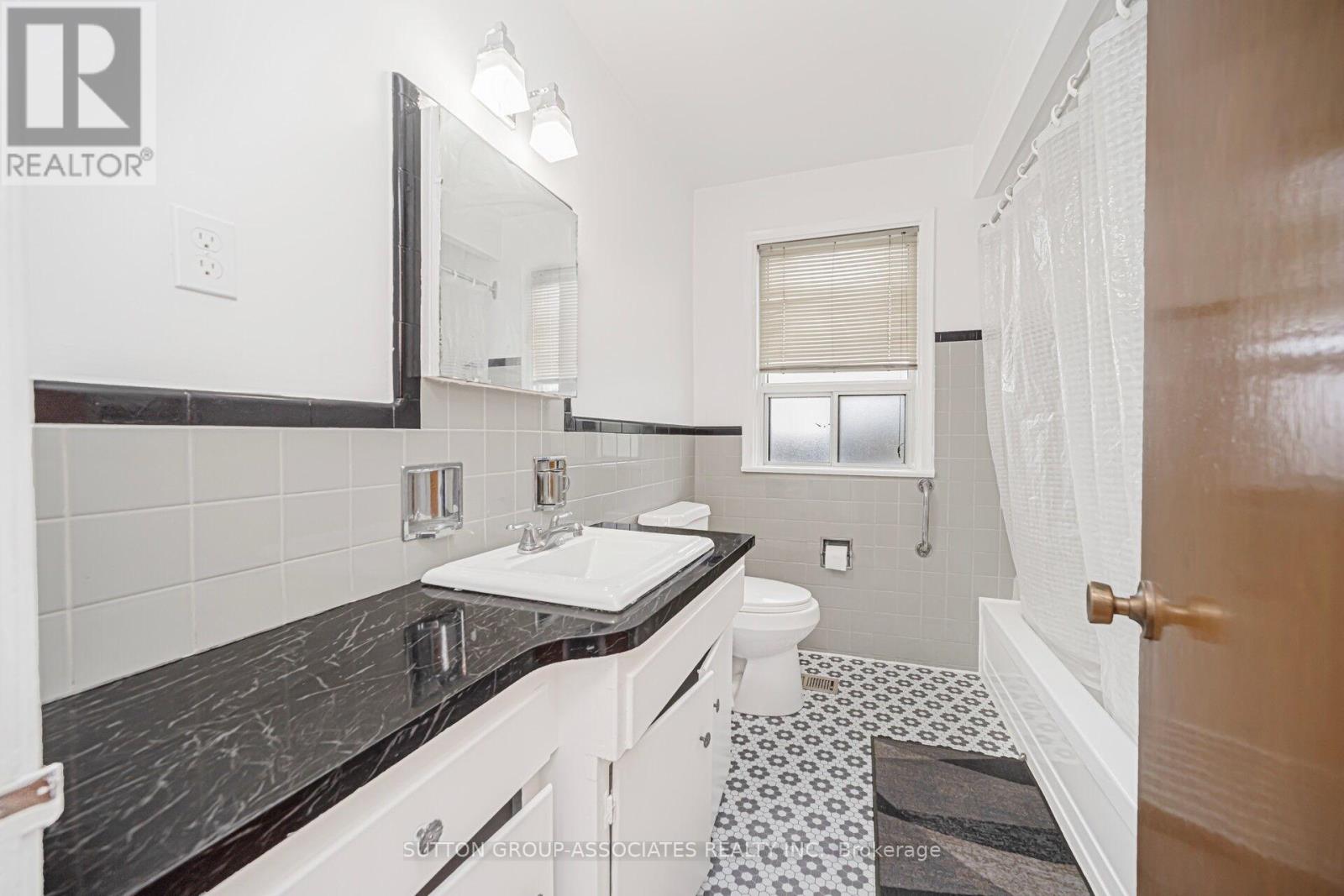 3 Stanstead Drive, Toronto (Bathurst Manor), Ontario  M3H 4V5 - Photo 14 - C12445464