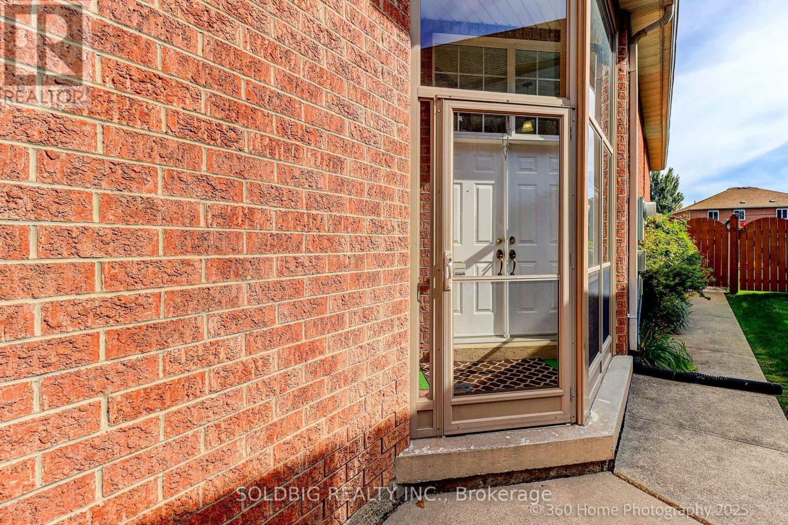 25 Trailridge Drive, Brampton, Ontario  L6X 4M6 - Photo 4 - W12445470