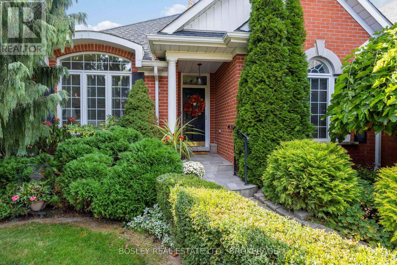 641 Simcoe Street, Niagara-On-The-Lake, Ontario  L0S 1J0 - Photo 2 - X12445482