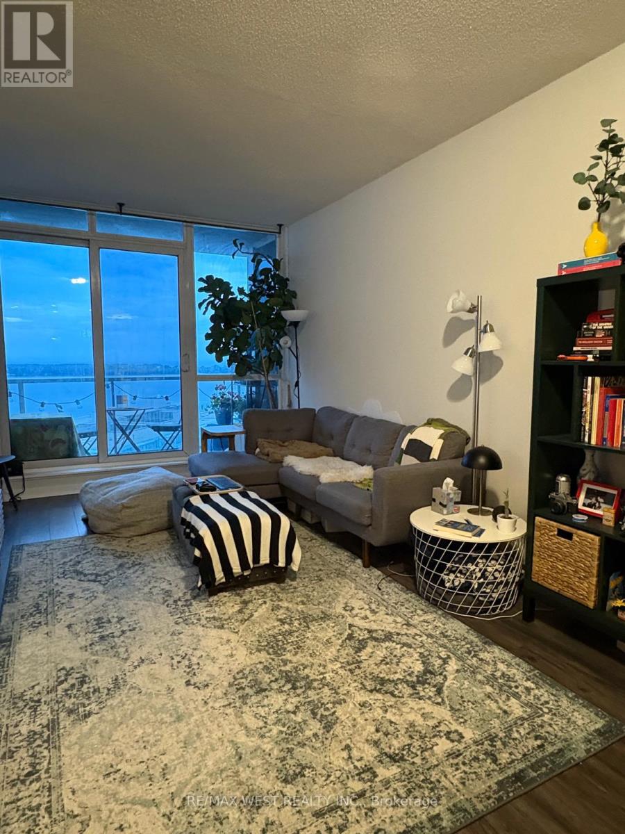 2204 - 218 Queens Quay W, Toronto, Ontario  M5J 2Y6 - Photo 2 - C12445484