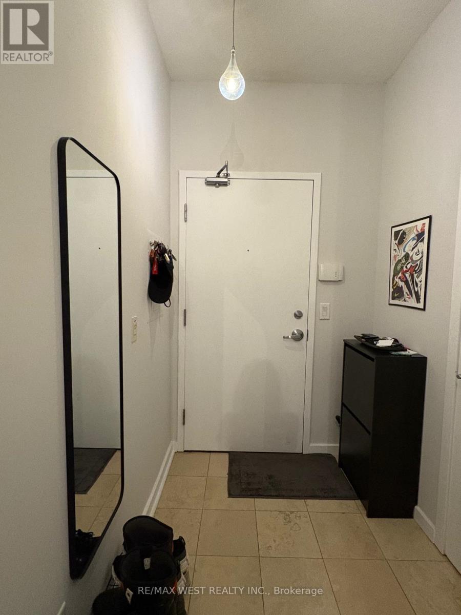 2204 - 218 Queens Quay W, Toronto, Ontario  M5J 2Y6 - Photo 3 - C12445484
