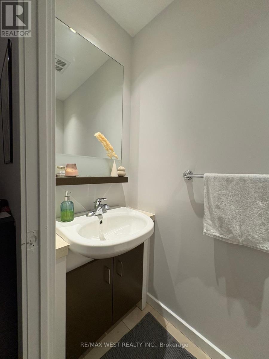 2204 - 218 Queens Quay W, Toronto, Ontario  M5J 2Y6 - Photo 6 - C12445484