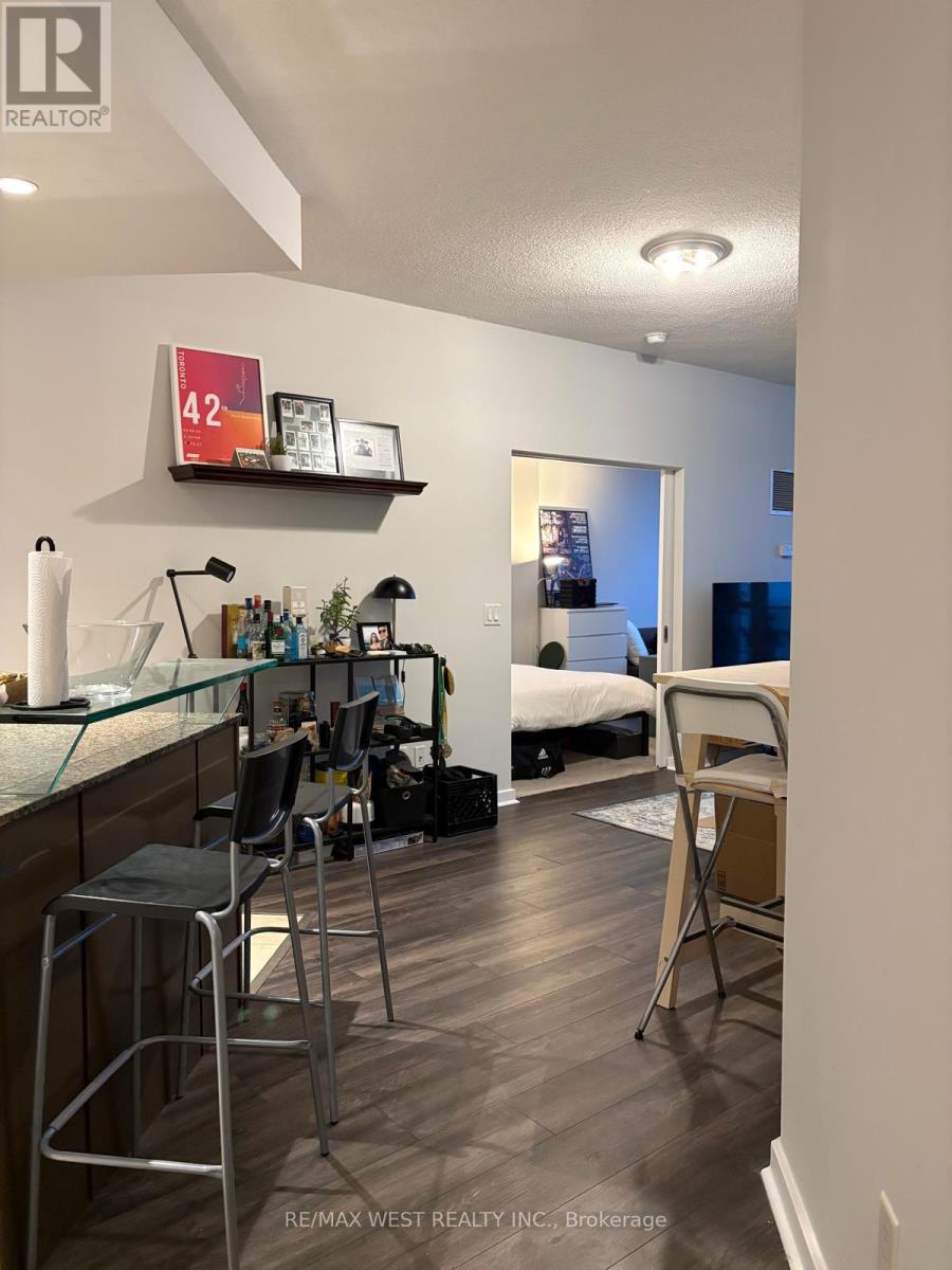 2204 - 218 Queens Quay W, Toronto, Ontario  M5J 2Y6 - Photo 9 - C12445484