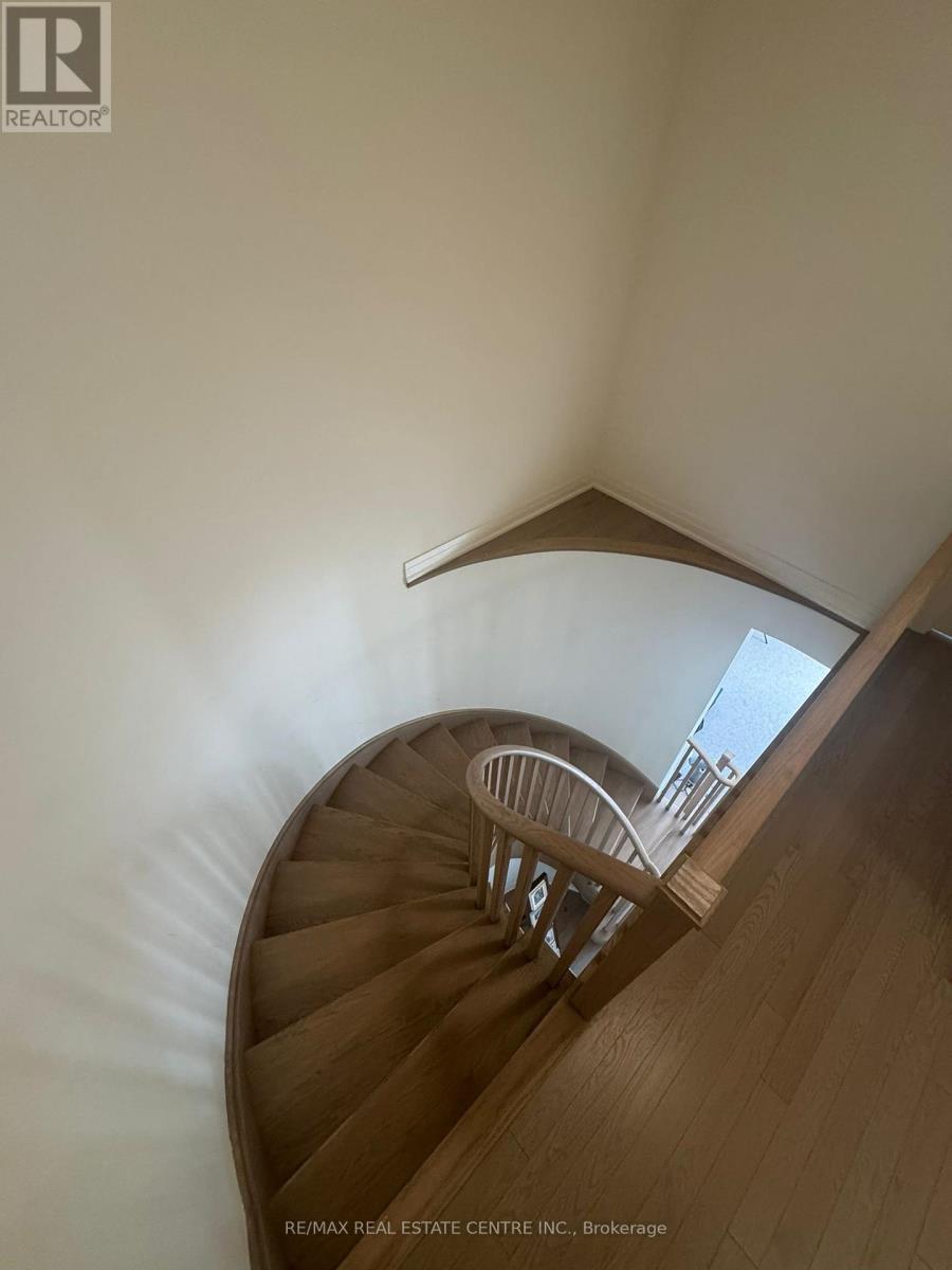 8 Unwind Crescent, Brampton, Ontario  L6X 0B3 - Photo 17 - W12444654
