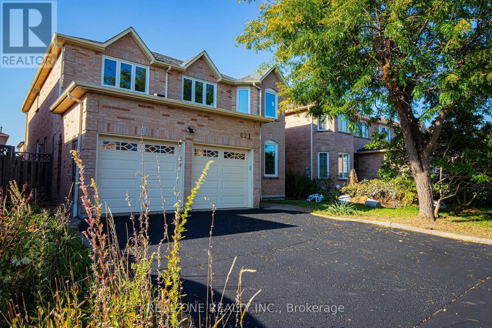 621 Winterton Way, Mississauga, Ontario  L5R 3J3 - Photo 2 - W12114433