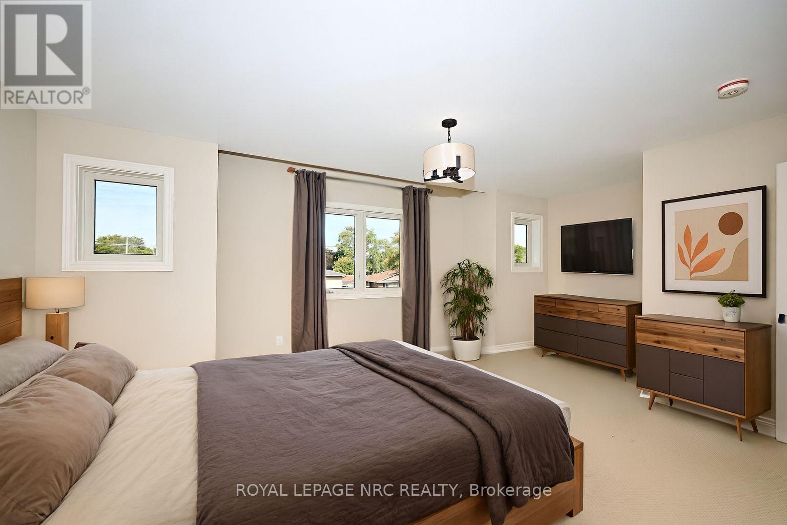 6672 Hawkins Street, Niagara Falls, Ontario  L2G 3B7 - Photo 15 - X12445534