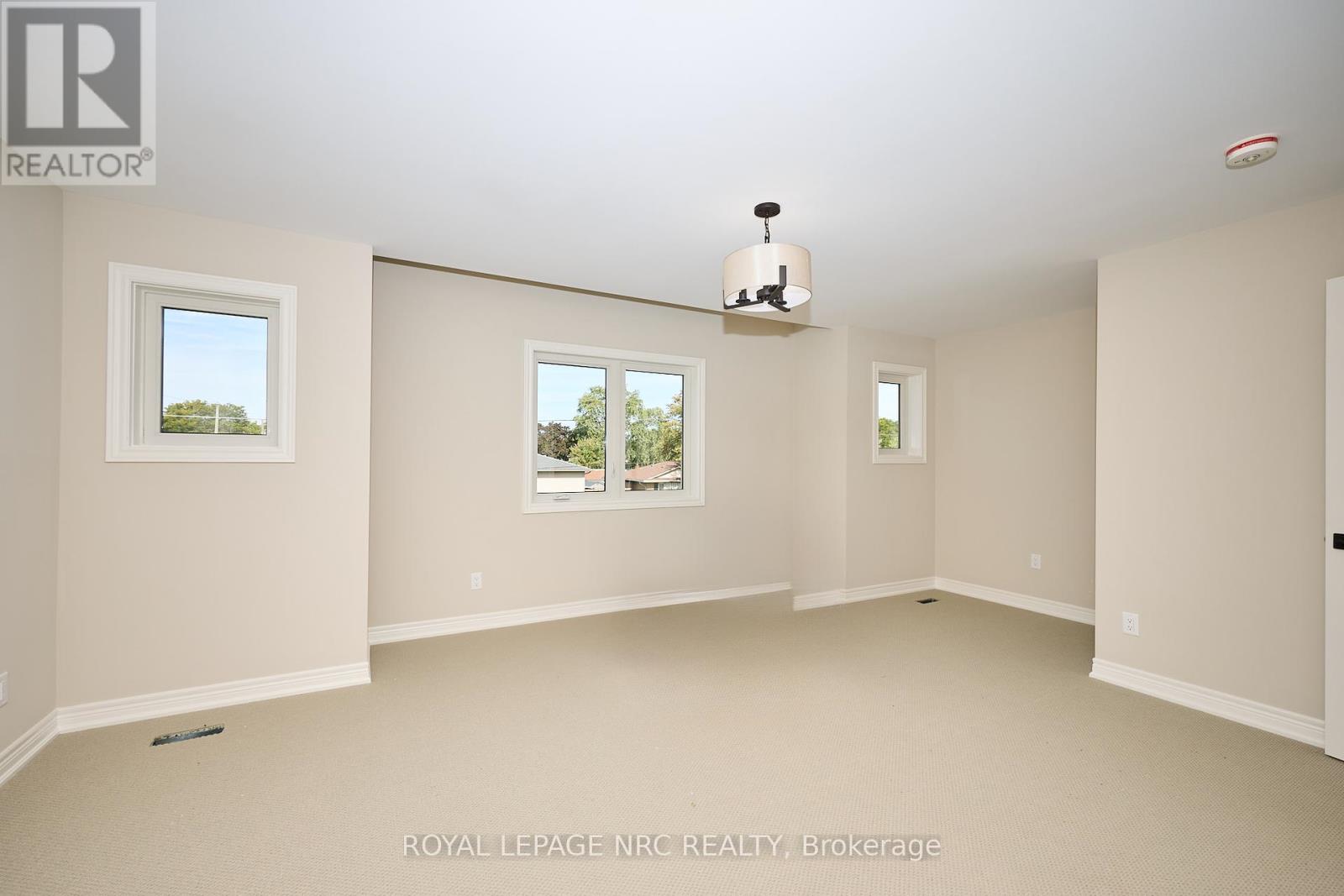 6672 Hawkins Street, Niagara Falls, Ontario  L2G 3B7 - Photo 16 - X12445534
