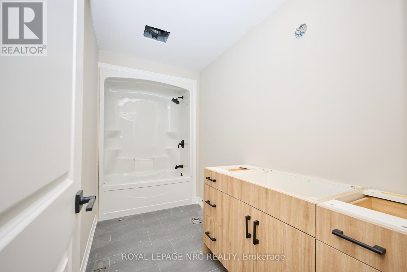 6672 Hawkins Street, Niagara Falls, Ontario  L2G 3B7 - Photo 19 - X12445534