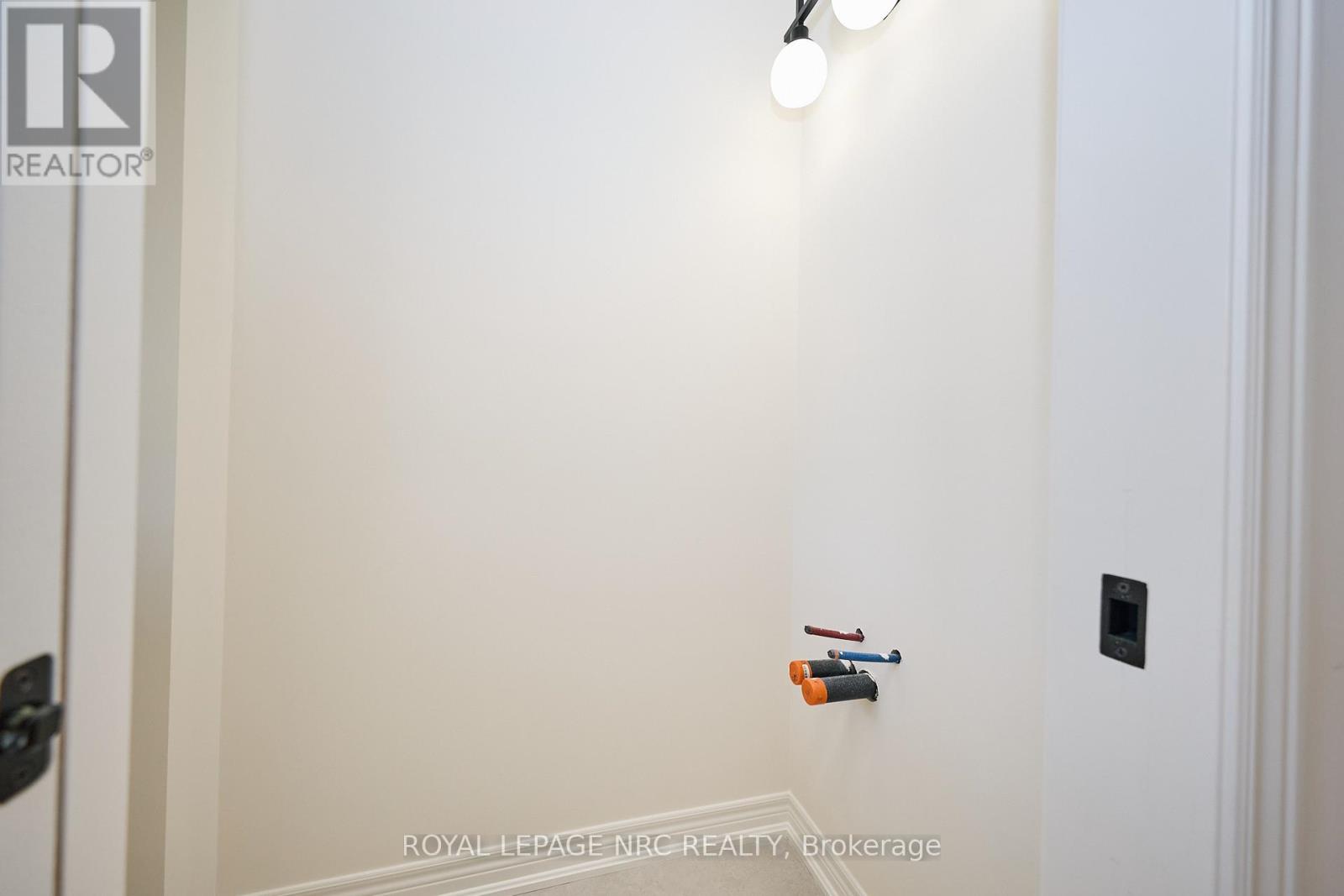 6672 Hawkins Street, Niagara Falls, Ontario  L2G 3B7 - Photo 6 - X12445534