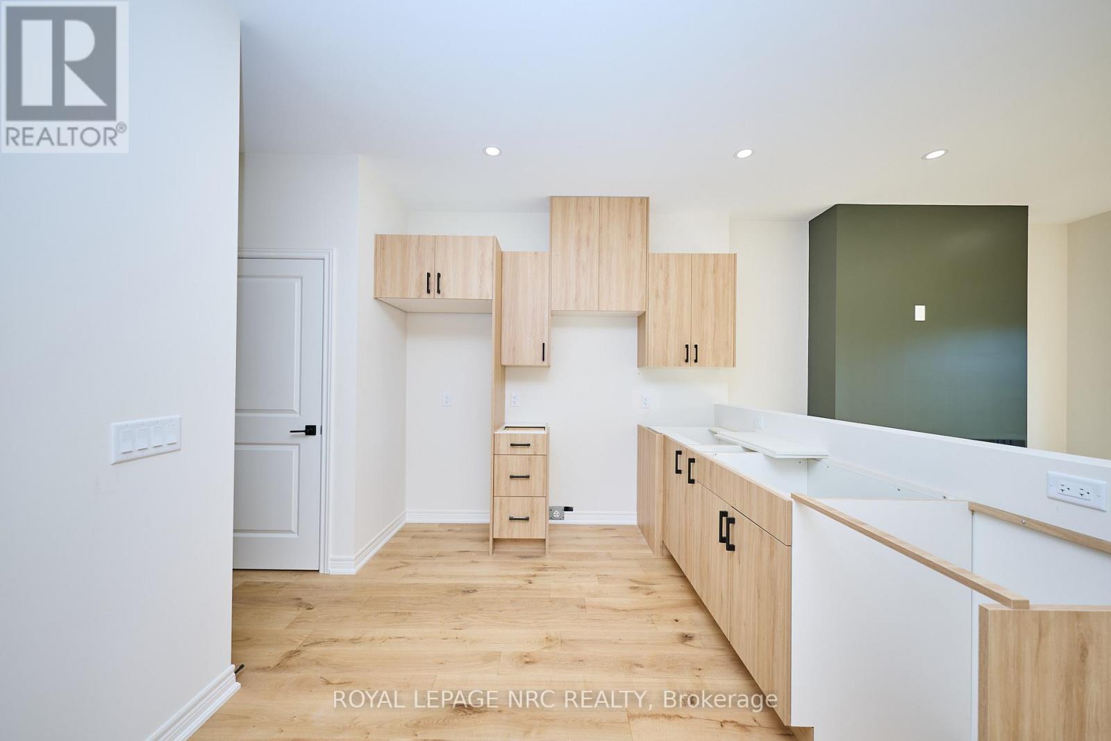 6672 Hawkins Street, Niagara Falls, Ontario  L2G 3B7 - Photo 8 - X12445534
