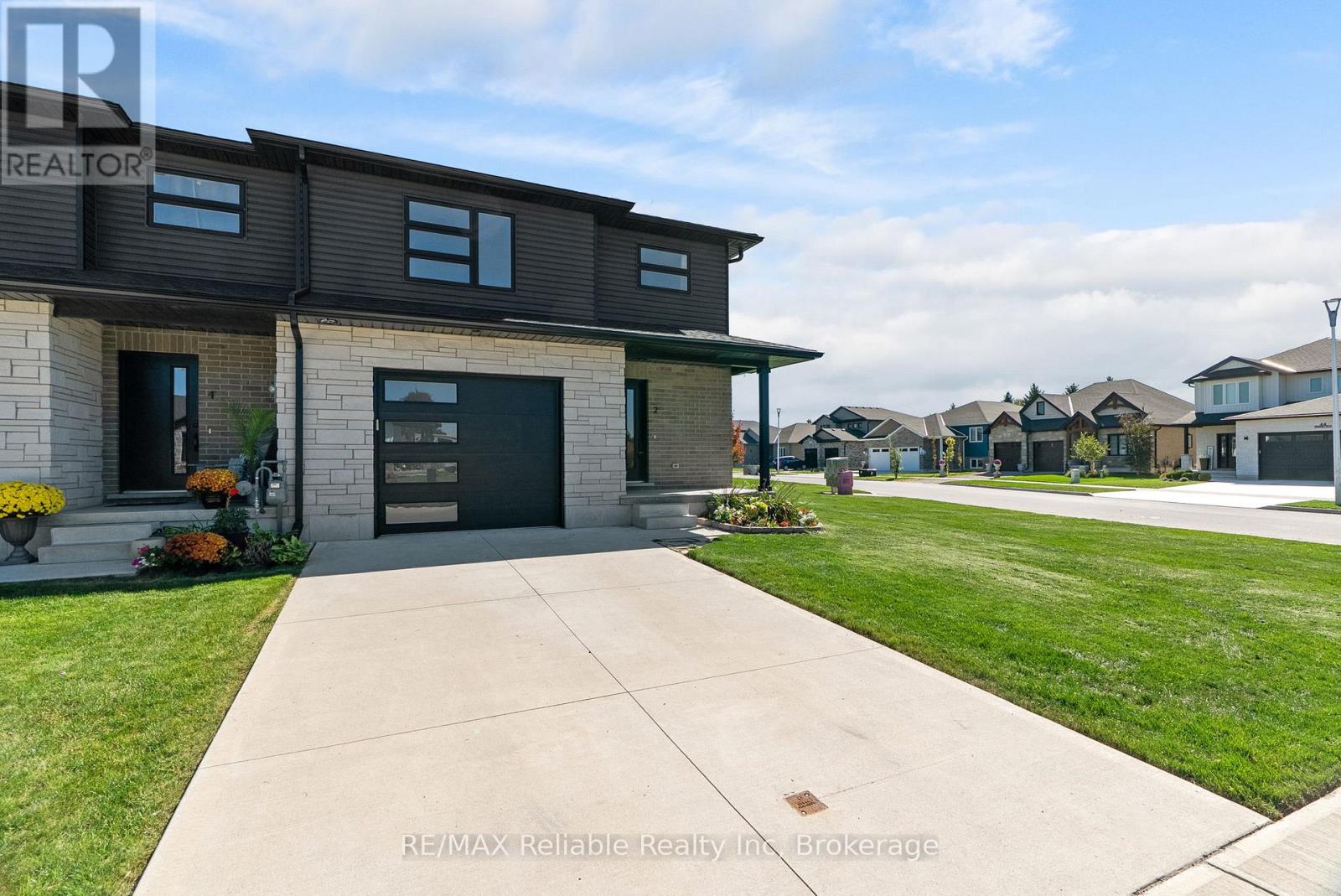 2 Linda Drive, Huron East, Ontario  N0K 1W0 - Photo 34 - X12443082