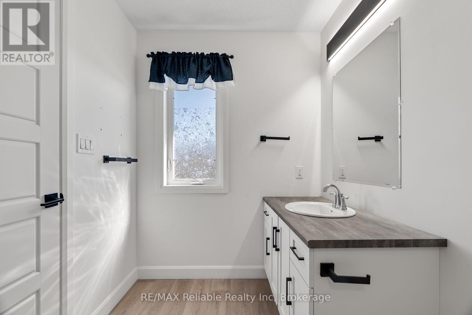 2 Linda Drive, Huron East, Ontario  N0K 1W0 - Photo 28 - X12443082