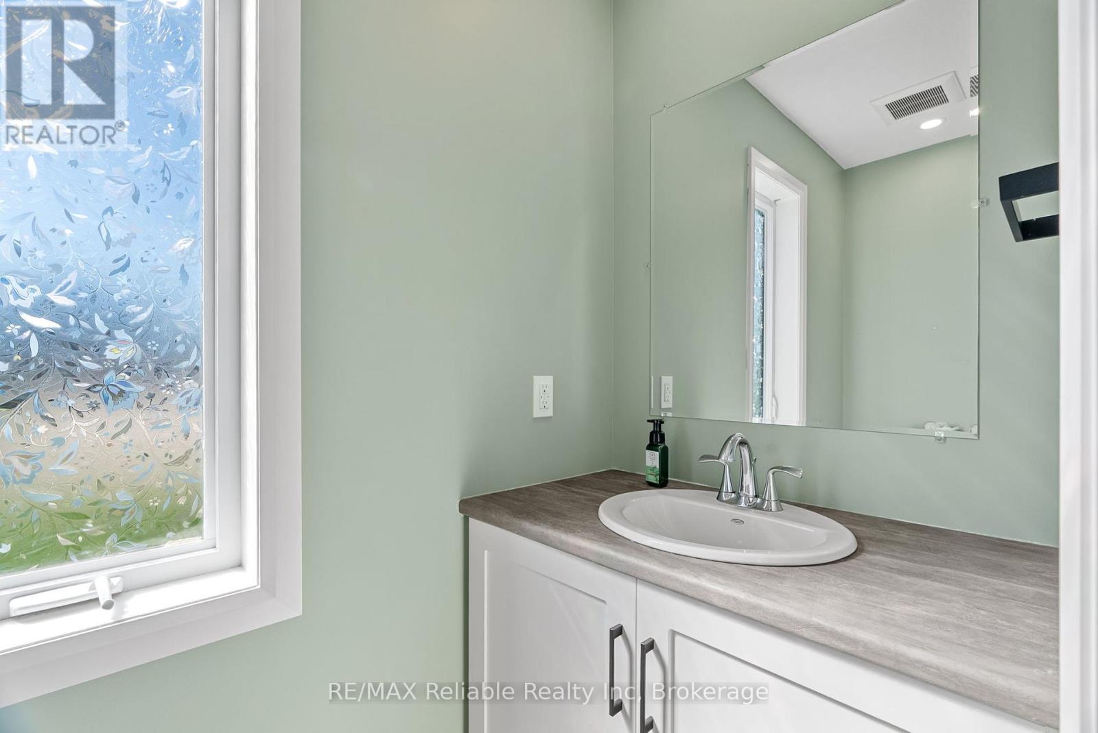 2 Linda Drive, Huron East, Ontario  N0K 1W0 - Photo 4 - X12443082