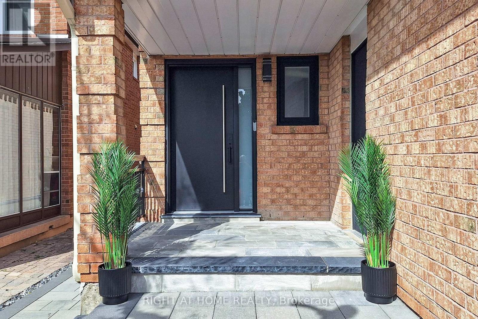 188 Oliver Lane, Vaughan (Maple), Ontario  L6A 1A9 - Photo 2 - N12445525