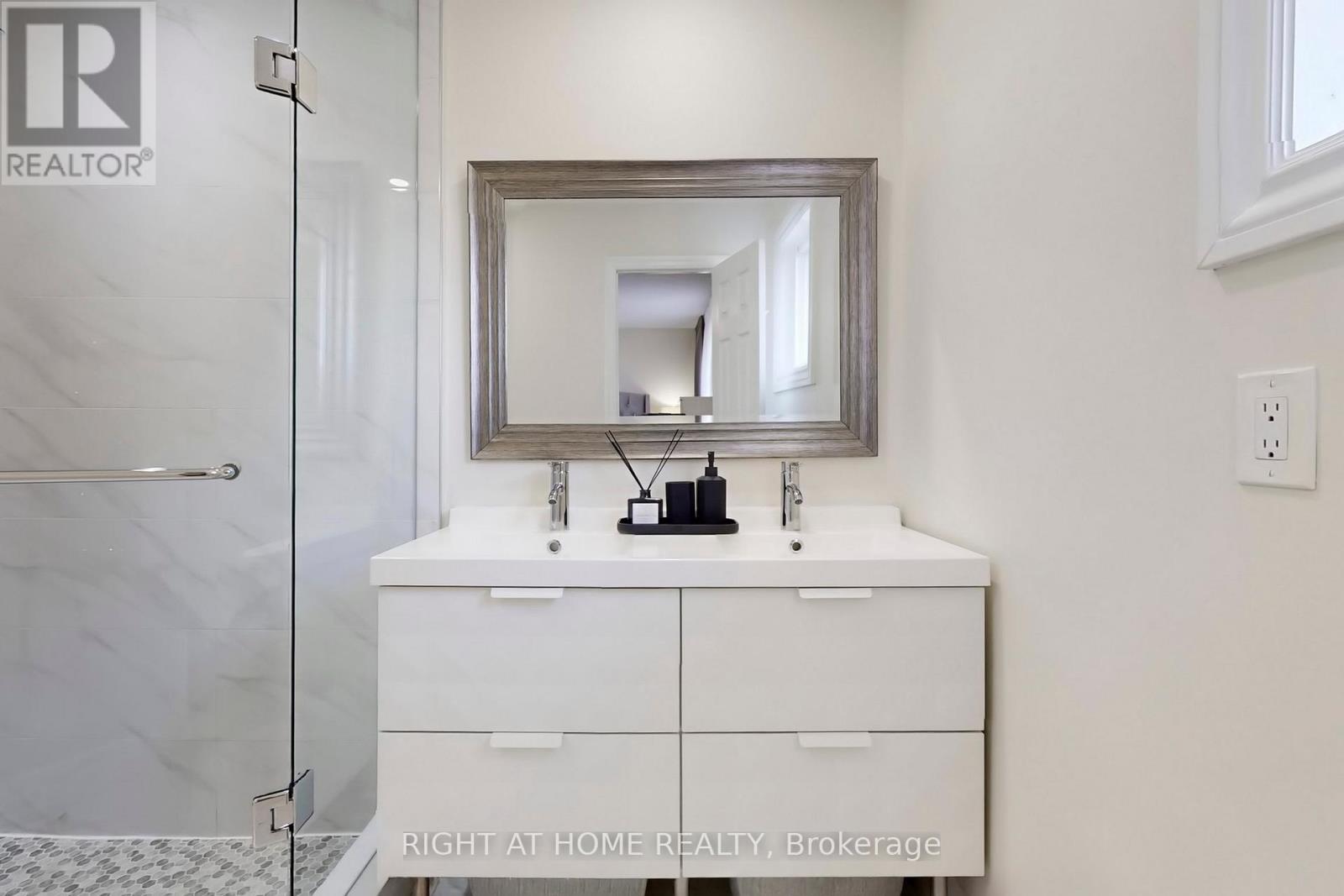 188 Oliver Lane, Vaughan (Maple), Ontario  L6A 1A9 - Photo 24 - N12445525