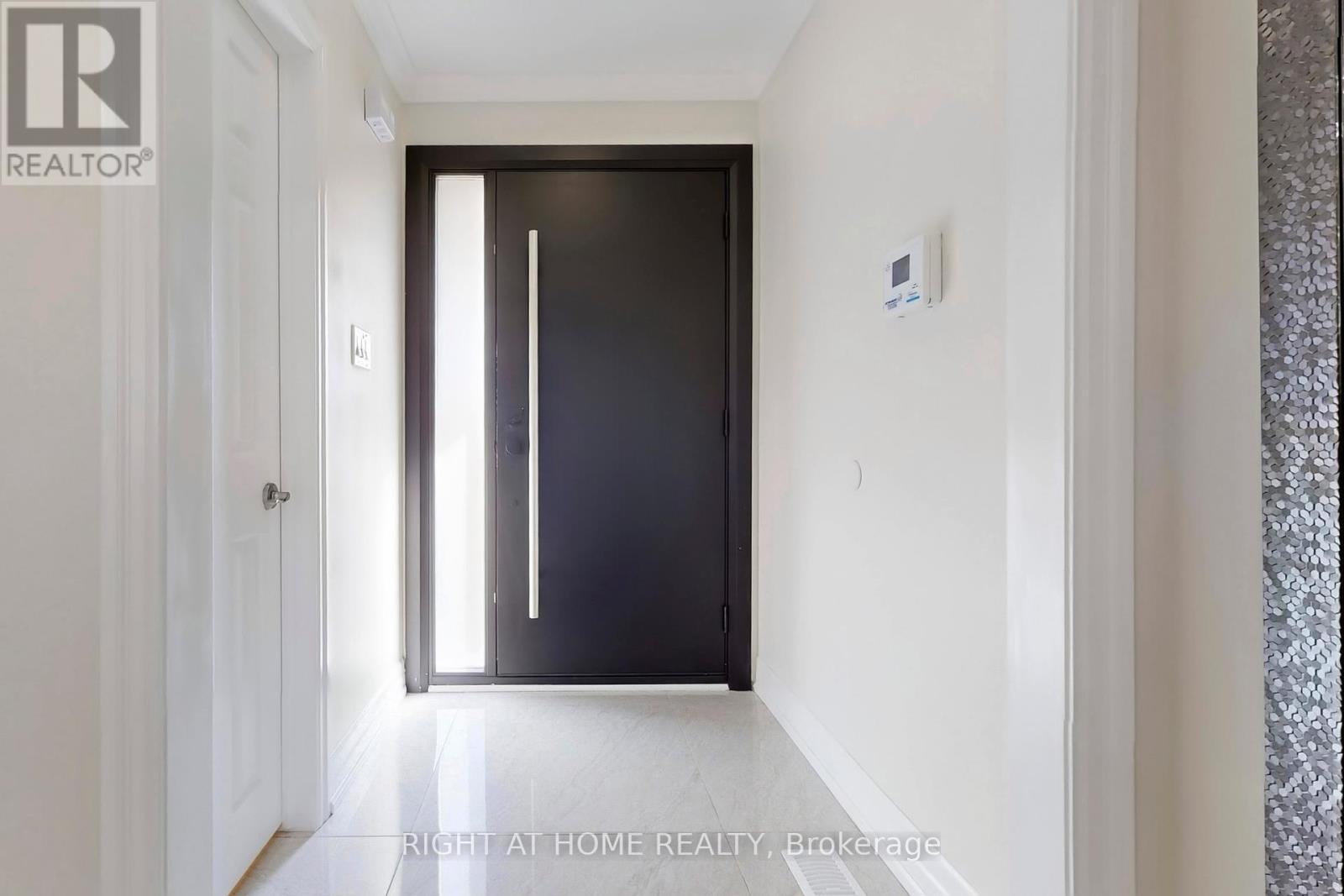 188 Oliver Lane, Vaughan (Maple), Ontario  L6A 1A9 - Photo 3 - N12445525