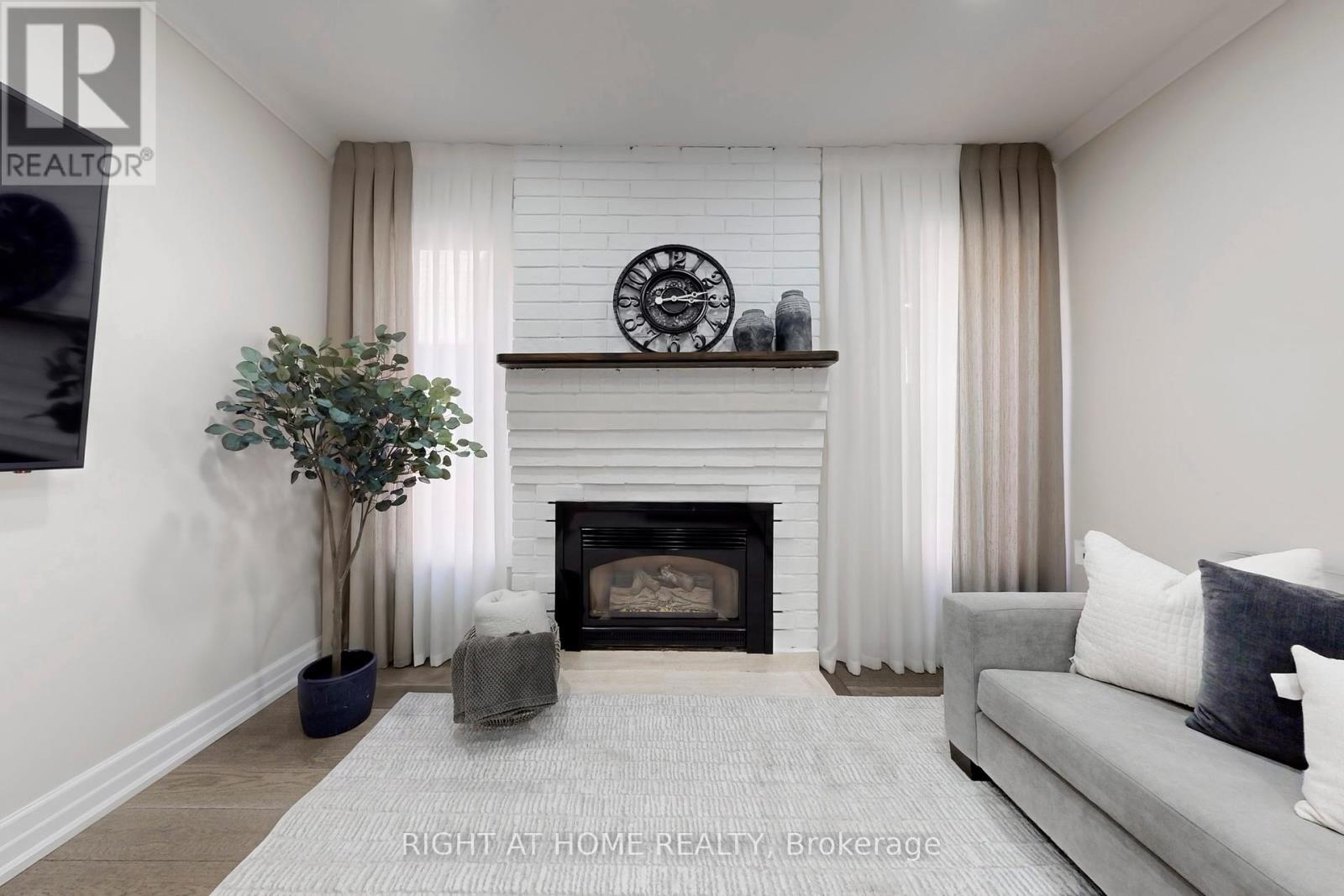 188 Oliver Lane, Vaughan (Maple), Ontario  L6A 1A9 - Photo 5 - N12445525
