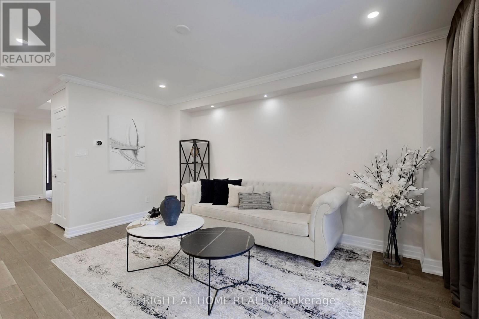 188 Oliver Lane, Vaughan (Maple), Ontario  L6A 1A9 - Photo 9 - N12445525