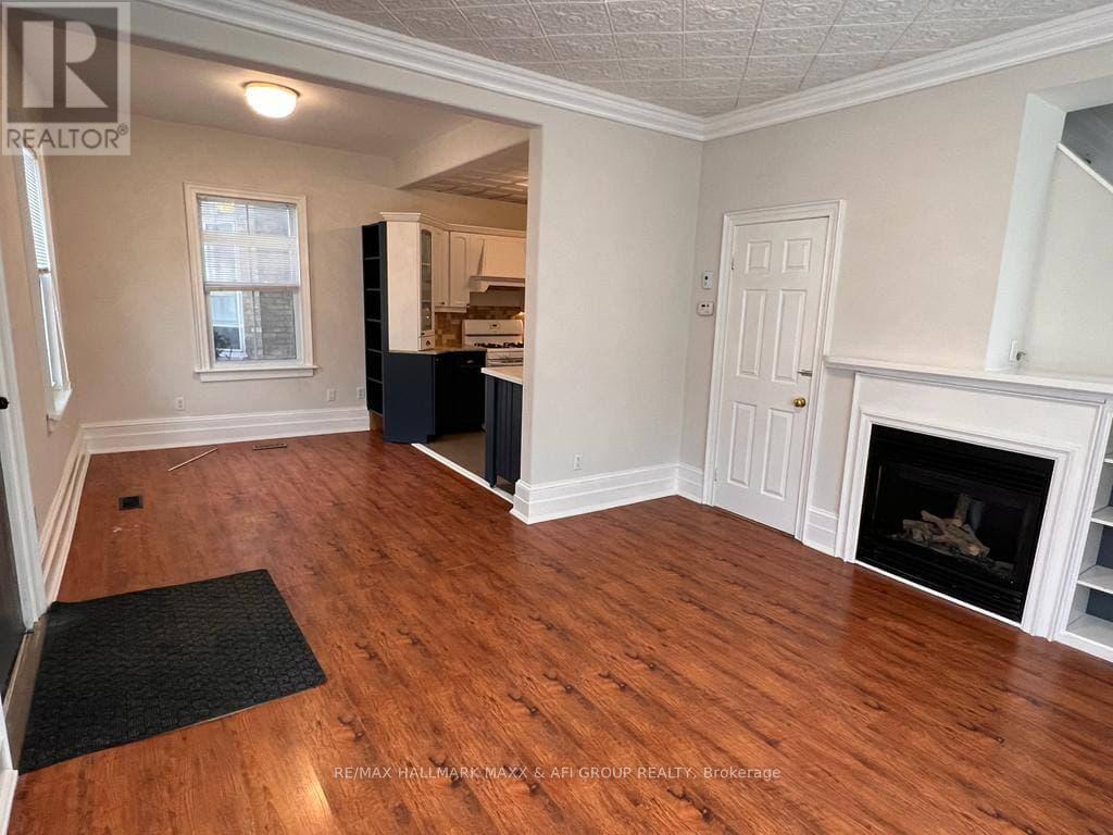 Front - 61 Wellington Street E, Aurora, Ontario  L4G 1H7 - Photo 5 - N12445535