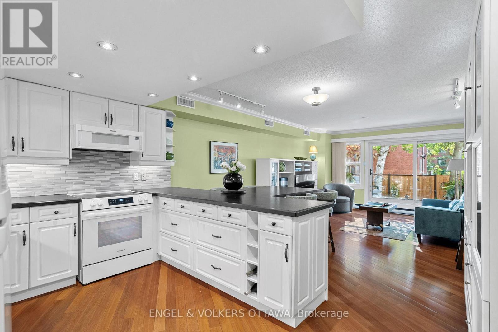 4 - 74 Somerset Street W, Ottawa, Ontario  K2P 0H5 - Photo 4 - X12445536