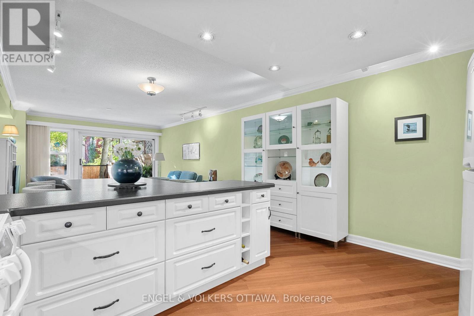 4 - 74 Somerset Street W, Ottawa, Ontario  K2P 0H5 - Photo 6 - X12445536