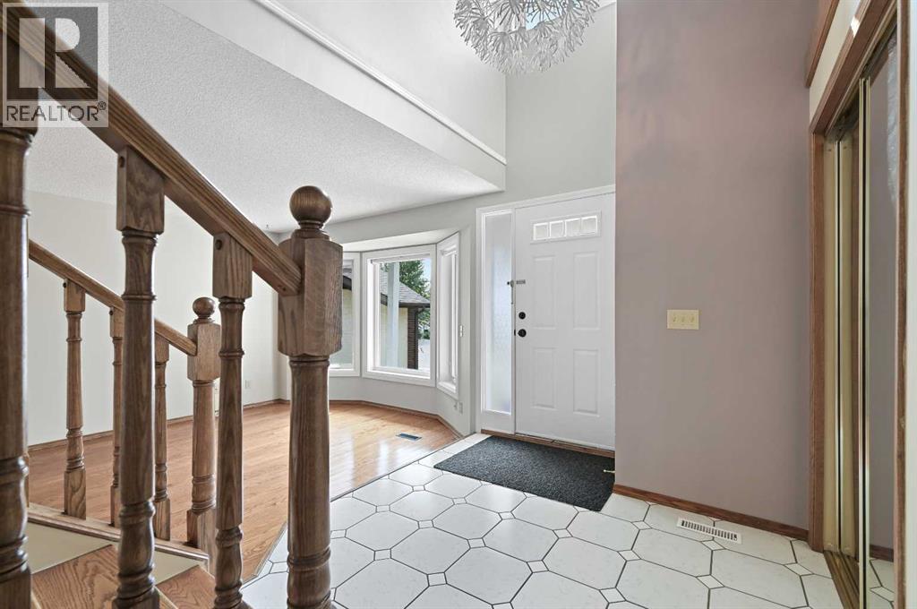 8 Edgeridge Way Nw, Calgary, Alberta  T3A 4G8 - Photo 2 - A2254943