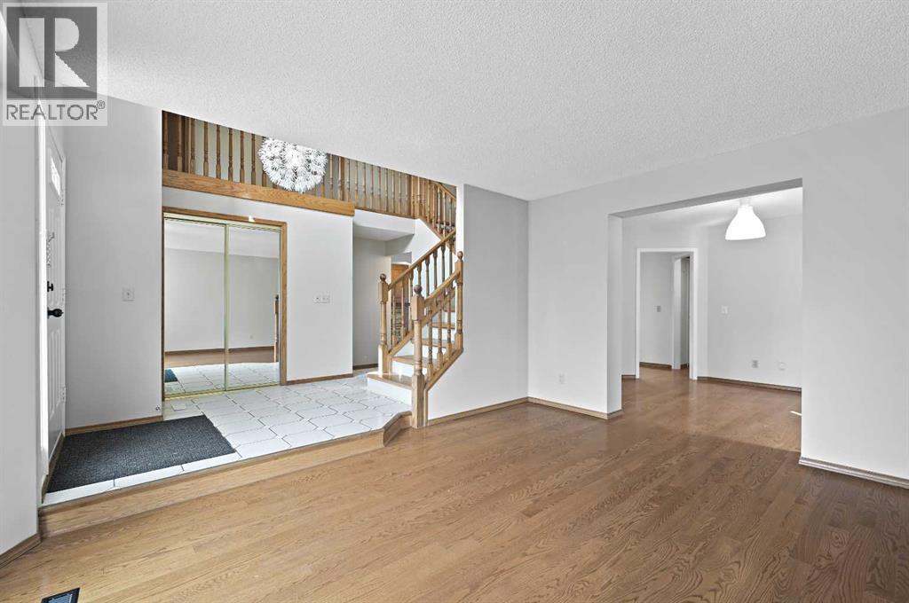 8 Edgeridge Way Nw, Calgary, Alberta  T3A 4G8 - Photo 7 - A2254943