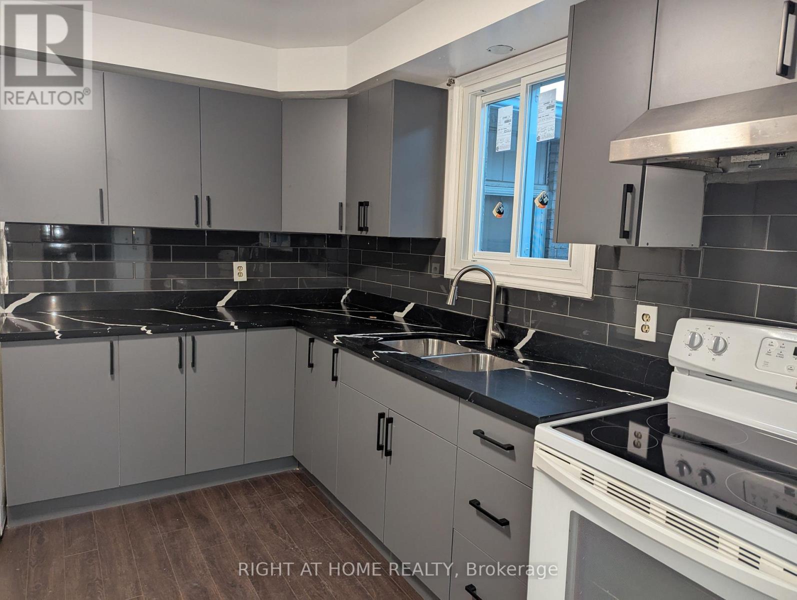 73 Skyview Drive, Hamilton (Falkirk), Ontario  L9B 1X5 - Photo 18 - X12445537