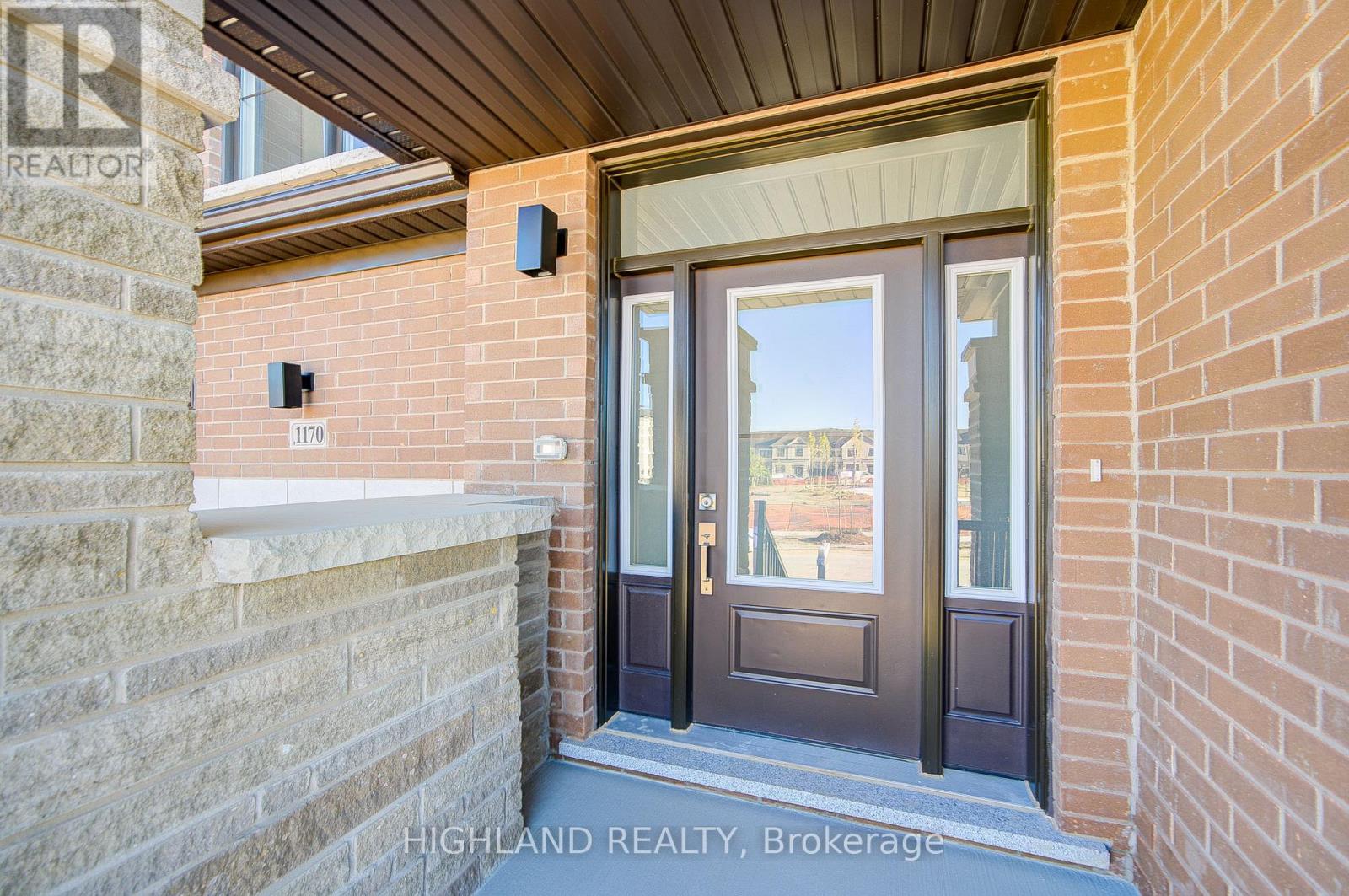 1170 Dartmouth Crescent, Oakville, Ontario  K1V 6J7 - Photo 2 - W12445545