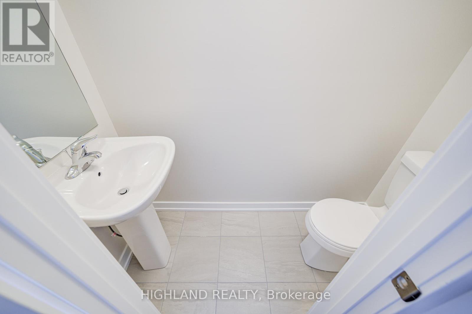 1170 Dartmouth Crescent, Oakville, Ontario  K1V 6J7 - Photo 3 - W12445545