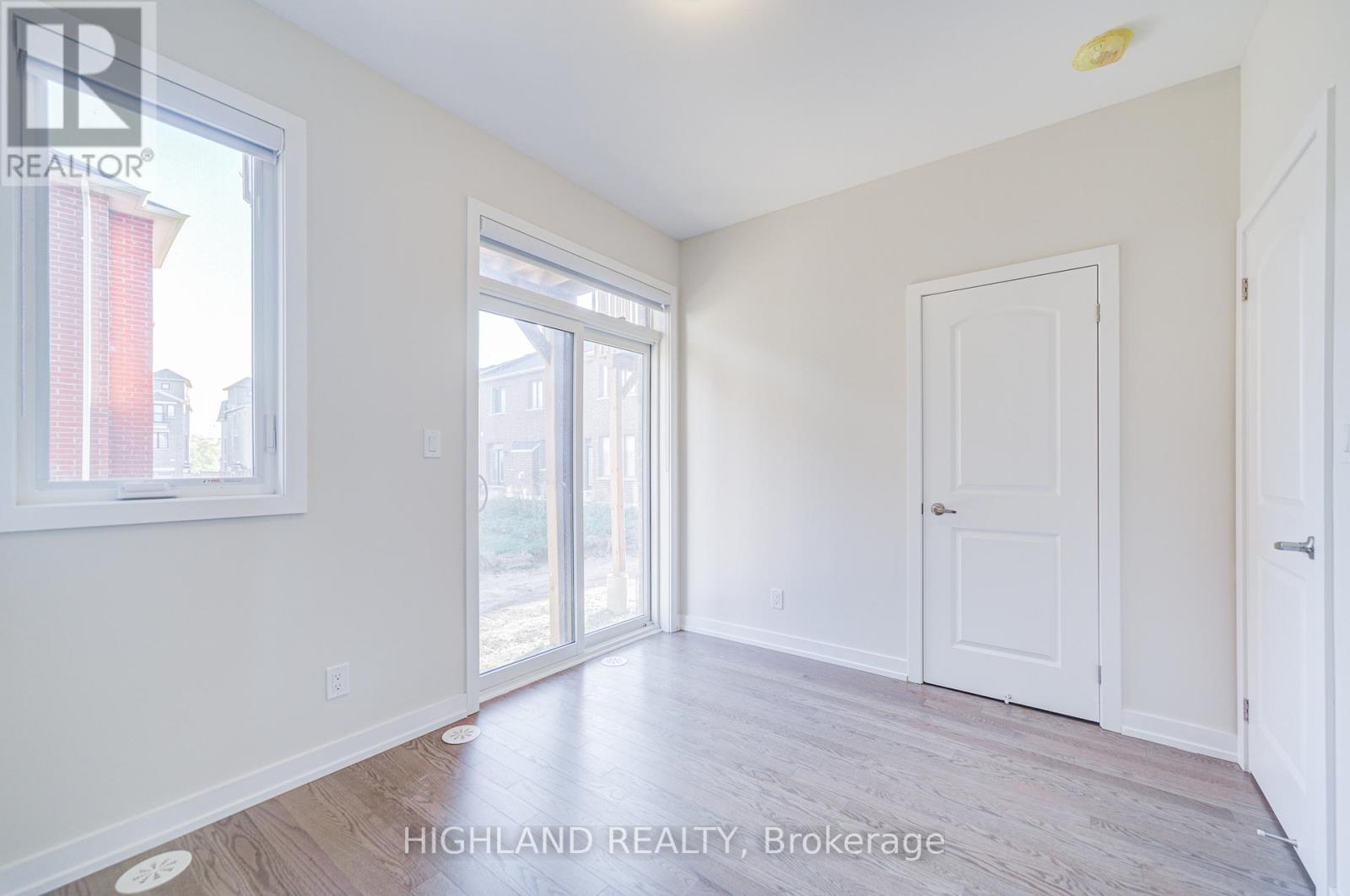 1170 Dartmouth Crescent, Oakville, Ontario  K1V 6J7 - Photo 5 - W12445545
